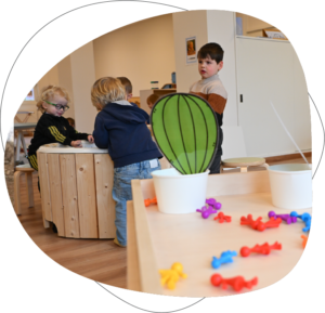 Kinderen spelen in de zandbak