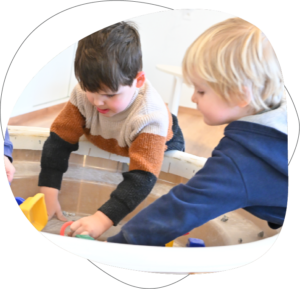 Kinderen spelen in de zandbak