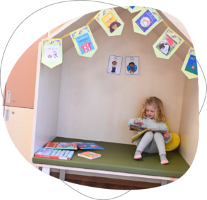 Kleuter aan het lezen in een boekje